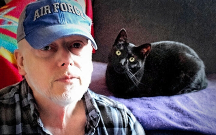 Unconditional love of adopted shelter cats help Vietnam veteran battling cancer