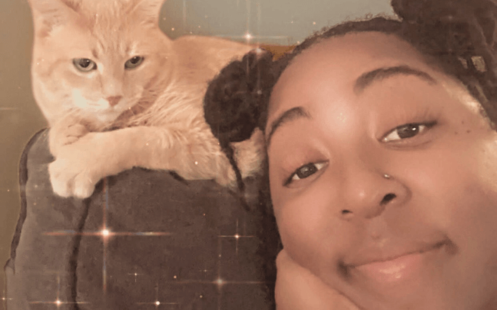 Navy veteran charmed by old tabby cat with unexpected personality
