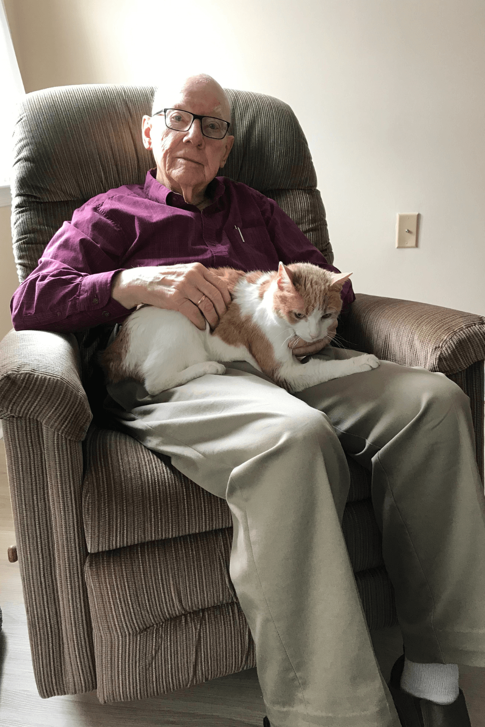 92 year-old Coast Guard widower adopts old cat to battle his grief