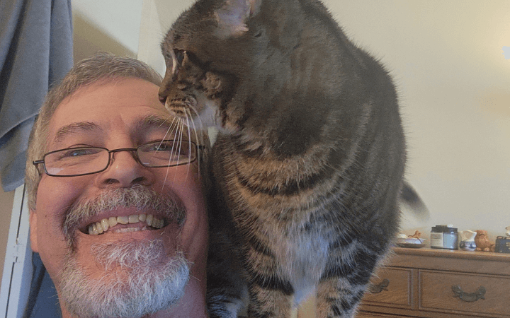 Navy veteran navigates life with cat who changed his life for good
