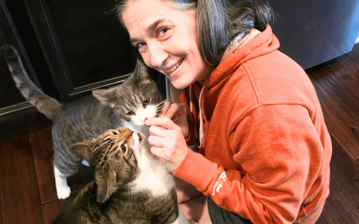 Bonded pair of cats help an Army veteran reclaim her well-being
